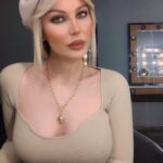 Dans videosu yüzünden işinden olan Hande, yeni kanalında göbek attı