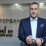 İstanbul Sanayi Odası (İSO) tarafından gerçekleştirilen, “Türkiye’nin İkinci 500 Büyük Sanayi Kuruluşu-2023 Araştırması” sonuçlarına göre, Gaziantep’ten 33 firma listede yer alırken Antepsan bu firmalar arasında 4. Sırada yer aldı.  Türkiye’nin ikinci 500 en büyük sanayici sıralamasında ilk sıralarda yer alan Antepsan firması, Baklavada yaptığı büyük indirimle adından söz ettirmiş ve herkesin takdirini kazanmıştı. ANTEPSAN GAZİANTEP’TEN 33 FİRMA ARASINDA 4. SIRADA Fıstık ve fıstığa dair tüm ürünleri işleyerek yurtiçi ve yurtdışına birçok ürün ihracatı yapma noktasına gelen ve kurulduğu günden bu yana istikrarlı bir şekilde büyüyerek ve gelişerek bir dünya markası haline gelen Antepsan başarılarını hızla sürdürüyor. İstanbul Sanayi Odası (İSO) tarafından gerçekleştirilen, “Türkiye’nin İkinci 500 Büyük Sanayi Kuruluşu-2023 Araştırması” sonuçlarına göre, Gaziantep’ten 33 firma listede yer alırken Antepsan bu firmalar arasında 4. Sırada yer aldı.  “MEMLEKETİMİZİ TÜM DÜNYAYA TANITMAKTA KARARLIYIZ” Yönetim kurulu Başkanı Murat Bakır, “Memleketimizi tüm dünyaya tanıtmakta kararlıyız yöresel ürünlerimiz ve Fıstığımızla ilgili tüm dünyada ciddi çalışmalarımız var ve bununla ilgili ciddi yatırımlar yapıldı. Şehrimize ve ülkemize yaptığımız yatırımlarla istihdama büyük katkı sunuyoruz. Dünyanın en değerli ürünlerinin başında gelen Antep fıstığının aromasını damaklara tatlandırıyoruz” dedi. 50 BİNE YAKIN MARKETTE ÜRÜNLERİ SATIŞTA Gaziantep merkezli Türkiye’de 50 bine yakın markette ürünlerinin satışa sunulduğu Antepsan, gücüne güç katmaya, ticari hacmini genişletmeye, Gaziantep’e ve de Türkiye’ye katma değer sunmaya devam ediyor.  Fıstık ürünleri türevi ve baklava üretiminde bir dünya markası haline gelen Gaziantep’in eşsiz lezzetlerini Gaziantep’ten tüm Dünya’ya gönderiyor. 50 bine yakın markette ürünlerini satarak her geçen gün gücüne güç katıyor. ANTEPSAN HAKKINDA Antepsan Yönetim Kurulu Başkanı Murat Bakır, ağabeyi İzzet Bakır ile düşük bir sermayeyle 2008 de kurdukları Antepsan Firması, iki kardeşin azmi ve başarısıyla günden güne büyümeye devam ediyor.  Antepsan, temelleri 1988’li yıllara dayanan ama özünde atadan gelen özel fıstık çiftçiliğini günümüze taşıyan bir firmadır. Büyük dedelerin uzmanlaştığı fıstık yetiştiriciliğini yeni nesillere aktarmasıyla bugünlere gelen ve Türkiye’nin önemli fıstık ve baklava üreticilerinden olan Antepsan, Gaziantep’in eşsiz lezzetlerini Gaziantep’ten Türkiye’ye, Türkiye’den Dünya’ya gönderiyor. 2018 yılından beri toplamda 32 bin metrekare alan üzerine kurulu olan son teknoloji ile donatılmış fabrikalarda üretim yapan Antepsan, alanında zirvede yer alan firmalardan biri olarak dikkat çekiyor. Gıda güvenliği, ürün kalitesi ve müşteri memnuniyetini ön planda tutan Antepsan, BRC (A Grade), IFS, FSSC 22000, İSO 22000 ve İSO 9001 belgelerine de sahiptir. Gaziantep’in ve Türkiye’nin yöresel ürünlerini tüm dünyaya tanıtmayı ve ihraç etmeyi başaran Antepsan, hijyen ve kalite unsurlarına da üst düzey özen gösteriyor. Antepsan, Türkiye ve dünyada ilgi çeken Antepfıstığı, ceviz, üzüm, erik, fındık, yer fıstığı, karışık çerez, çiğ kokteyl, badem, kaju, pestil, muska, sarma, cevizli sucuk, fıstıklı sucuk, fitil, lokum, krokan, ezme, cezerye ve baklava gibi eşsiz lezzetleri son teknoloji ile donatılmış hijyenik tesislerde üreterek satışa hazır hale getiriyor. Antepsan, bu özellikleriyle Türkiye ve dünyada rakipsiz bir firma olarak dikkat çekmektedir.