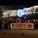 Gaziantep Şehitkamil Belediyesi tarafından 19 Mayıs Atatürk’ü Anma, Gençlik ve Spor Bayramı kapsamında 225 öğrenci ile birlikte Samsun’a tarihi bir gezi düzenlendi. Tarihi yerinde görme ve öğrenme fırsatı yakalayan öğrenciler, unutulmaz bir gün yaşadı. Şehitkamil Belediye Başkanı Umut Yılmaz’ın gençlere sözünü verdiği Samsun gezisi başladı. Belirli aralıklarla gerçekleşecek gezi kapsamında 225 öğrenciden oluşan ilk kafile 19 Mayıs’ı Samsun’da geçirdi. Unutulmaz anların yaşandığı tarihi gezide gençler, tarihini yerinde gördü. Gezi programı kapsamında toplamda bin 200 öğrenci Samsun’a gönderilecek. BANDIRMA VAPURU İLE TARİHİ YOLCULUK Samsun gezisi kapsamında ilk durak Bandırma Gemi Müzesi oldu. Atatürk ile silah arkadaşlarını Samsun’a getiren Bandırma Vapuru’nun replikasının bulunduğu Bandırma Gemi Müzesi’ni gezen öğrenciler, burada tarihi yolculuğa çıktı. Ardından Gazi Müzesi, Onur Anıtı, Cumhuriyet Meydanı, Tütün İskelesi, İlk Adım Anıtı, Samsun Doğu Park, Samsun Batı Park ve Amazon Köyü’nü de ziyaret eden öğrenciler, duygusal anlar yaşadı. HERKESİN GÖRMESİ GEREKİYOR Geziden büyük memnuniyet duyan öğrenciler, Başkan Umut Yılmaz ve ekibine desteklerinden dolayı teşekkür etti. Tarihi yerinde görme fırsatı buldukları için çok gururlu hissettiği belirten öğrenciler, “Günlerdir bu anı bekliyorduk ve nihayet o gün geldi. Çok gururluyuz. Ulu Önderimiz Mustafa Kemal Atatürk ve silah arkadaşlarının bir ülkeyi kurtardığı şehirde olmak bizim için çok güzel oldu. Bu zamana kadar hep kitaplardan okuyup, filmlerden, belgesellerden izledik ama burası çok başka. Herkesin görmesi gereken bir yer. Başkanımız Umut Yılmaz’a böyle bir fırsat yarattığı için çok teşekkür ediyoruz” sözleri ile duygularını dile getirdi.