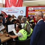 Şahinbey Belediyesi’nden öğrencilere karne hediyesi spor ayakkabıların dağıtımı başladı