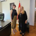 GAGİKAD üyesi iş kadınları Belgrad’a çıkarma yaptı Gaziantep Girişimci İş Kadınları Derneği (GAGİKAD), bir dizi görüşmeler gerçekleştirmek ve temaslarda bulunmak amacıyla dernek yöneticileri ve iş kadınlarıyla birlikte 90 kişiden oluşan bir heyetle Balkan ülkeleri turuna çıktı. GAGİKAD Genel Sekreteri Tuğçem Özboya Akıncıgil, “Bu seyahatin asıl amacı, Gaziantep’i yurt dışında tanıtmaktır ve bu amaç doğrultusunda temsiliyet görevleri üstlenerek Balkan ülkelerindeki Türk ticaret ateşelerimizle buluşmalar gerçekleştirmektir. Balkan iş kadınlarıyla bir araya gelerek ülkeler arası sosyal, kültürel ve ticari ilişkileri artırarak güzel şehrimiz Gaziantep’imizi öne çıkartmak, iş kadınlarının network ve ticari ilişkilerini geliştirmek” dedi. GAGİKAD Yönetim Kurulu Başkanı Dr. Beril Özlem Leylek ise, “Çok uzun süredir planlarımda olan bir hayali GAGİKAD olarak gerçekleştirdik. Bir kadının, eşleri ve çocukları dışında da kadın kadına arkadaşlarıyla seyahat etmesinin hakkı olduğunu ortaya koymak için dernek üyelerinin, iş kadınlarının da olduğu 90 kişi ile bunu başardık” diye konuştu. Leylek, şunları söyledi “Gaziantep’ten ilk kez bir kadın STK’sının uluslararası boyutta şehrimizin ve iş kadınlarımızın networkünü artırmak, sosyal gücünü göstermek, kültürel olarak kadınların gelişimine katkıda bulunarak GAGİKAD liderliğinde Balkan Fethi’ne başlamıştır. Randevularımızın ilk durağı, Belgrad Türk Ticaret Ateşemiz Sayın Yasemin Yüce  oldu. GAGİKAD Yönetim Kurulu ile bu buluşmayı yönlendiren Belgrad Türk Büyükelçimiz Sayın İlhan Saygılı’ya bu görüşmeyi organize ettiği için teşekkür ederiz.” GAGİKAD Başkanı Leylek, Belgrad Ticaret Ateşesinin kadın olmasından büyük gurur duyduğunu, iletişim dilinin aynı olmasından dolayı istişarelerin daha sağlam ve sıkı olacağını belirtti.  Belgrad Türk Ticaret Ateşesi Yasemin Yüce, toplantı esnasında verdiği bilgiye göre: Gaziantep–Belgrad kardeş şehir görüşmeleri daha önceden başlatıldı, fakat yarım kaldı. Türk Büyükelçiliği olarak bunun ilerletilmesi gerektiğini, Gaziantep ve Belgrad’ın bir an önce kardeş şehir olmalarının ticari açıdan da iş insanlarına büyük katkı sağlayacağını ifade ederek,  Başkan Leylek’e taleplerini Gaziantep’e taşımasını, geliştirmesini, ilişki elçisi olarak bu konuyu hep birlikte başarmak istediklerini kaydetti.