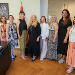 GAGİKAD üyesi iş kadınları Belgrad’a çıkarma yaptı Gaziantep Girişimci İş Kadınları Derneği (GAGİKAD), bir dizi görüşmeler gerçekleştirmek ve temaslarda bulunmak amacıyla dernek yöneticileri ve iş kadınlarıyla birlikte 90 kişiden oluşan bir heyetle Balkan ülkeleri turuna çıktı. GAGİKAD Genel Sekreteri Tuğçem Özboya Akıncıgil, “Bu seyahatin asıl amacı, Gaziantep’i yurt dışında tanıtmaktır ve bu amaç doğrultusunda temsiliyet görevleri üstlenerek Balkan ülkelerindeki Türk ticaret ateşelerimizle buluşmalar gerçekleştirmektir. Balkan iş kadınlarıyla bir araya gelerek ülkeler arası sosyal, kültürel ve ticari ilişkileri artırarak güzel şehrimiz Gaziantep’imizi öne çıkartmak, iş kadınlarının network ve ticari ilişkilerini geliştirmek” dedi. GAGİKAD Yönetim Kurulu Başkanı Dr. Beril Özlem Leylek ise, “Çok uzun süredir planlarımda olan bir hayali GAGİKAD olarak gerçekleştirdik. Bir kadının, eşleri ve çocukları dışında da kadın kadına arkadaşlarıyla seyahat etmesinin hakkı olduğunu ortaya koymak için dernek üyelerinin, iş kadınlarının da olduğu 90 kişi ile bunu başardık” diye konuştu. Leylek, şunları söyledi “Gaziantep’ten ilk kez bir kadın STK’sının uluslararası boyutta şehrimizin ve iş kadınlarımızın networkünü artırmak, sosyal gücünü göstermek, kültürel olarak kadınların gelişimine katkıda bulunarak GAGİKAD liderliğinde Balkan Fethi’ne başlamıştır. Randevularımızın ilk durağı, Belgrad Türk Ticaret Ateşemiz Sayın Yasemin Yüce  oldu. GAGİKAD Yönetim Kurulu ile bu buluşmayı yönlendiren Belgrad Türk Büyükelçimiz Sayın İlhan Saygılı’ya bu görüşmeyi organize ettiği için teşekkür ederiz.” GAGİKAD Başkanı Leylek, Belgrad Ticaret Ateşesinin kadın olmasından büyük gurur duyduğunu, iletişim dilinin aynı olmasından dolayı istişarelerin daha sağlam ve sıkı olacağını belirtti.  Belgrad Türk Ticaret Ateşesi Yasemin Yüce, toplantı esnasında verdiği bilgiye göre: Gaziantep–Belgrad kardeş şehir görüşmeleri daha önceden başlatıldı, fakat yarım kaldı. Türk Büyükelçiliği olarak bunun ilerletilmesi gerektiğini, Gaziantep ve Belgrad’ın bir an önce kardeş şehir olmalarının ticari açıdan da iş insanlarına büyük katkı sağlayacağını ifade ederek,  Başkan Leylek’e taleplerini Gaziantep’e taşımasını, geliştirmesini, ilişki elçisi olarak bu konuyu hep birlikte başarmak istediklerini kaydetti.