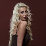 Ebru Gündeş’i örnek aldığını söyşeuyen ve müzik severlere sunduğu “Gözün Aydın” isimli teklisiyle dikkatleri üzerine çeken Tuğba Olgaç, yeni teklisinin çalışmasına başladı. Olgaç, Ağustos ayında çıkarmayı planladığı çalışması için, “Bu işin heyecanı bir şarkı çıktı mı yeni heyecan adına yeni iş çalışması oluyor” dedi.  Sahne çalışmalarına hız kesmeden devam eden Tuğba Olgaç “Beni dinleyenlerle en güzel bağı kurduğum yer sahne, müziğimle kalpten kalbe kurduğum bağ, beni daha enerjik kılıyor” diye konuştu. Sahnedeki imajının da sanatçı kimliğinin bir uzantısı olduğunu dile getiren Olgaç, bu konuda fikirlerine çok değer verdiği, alanında yetenekli bir ekibinin olduğunu belirtti.  EBRU GÜNDEŞ İLE DÜET YAPMAYI ÇOK İSTİYORUM İşinin her alanına gösterdiği önemle dikkat çeken Tuğba Olgaç, Türkiye’de düet yapmayı en çok arzu ettiği isimlerden biri olarak Ebru Gündeş’i gösterdi.  Bu isteğinin temelinde sadece muhteşem ses özellikleri yatmıyor vurgusunu yapan güzel sanatçı, “Çok daha fazlası var. Ebru Gündeş, sahnedeki duruşu, şarkıları yorumlayışındaki derinlik ve dinleyiciyle kurduğu o eşsiz enerjiyle gerçekten çok özel bir sanatçı” diyerek sözlerini tamamladı.