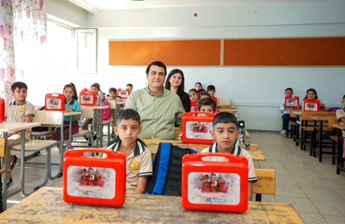Başkan Yılmaz, öğrencilerin ilk gün heyecanına ortak oldu