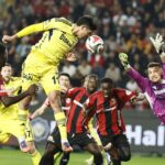 Burak Yılmaz’ın ilk yenilgisi ağır oldu: Fenerbahçe, Gaziantep FK’yı 4-0 mağlup etti