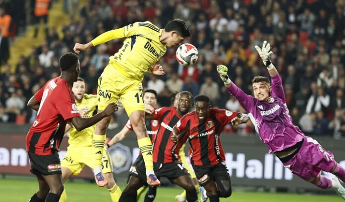 Burak Yılmaz'ın ilk yenilgisi ağır oldu: Fenerbahçe, Gaziantep FK'yı 4-0 mağlup etti