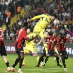 Burak Yılmaz’ın ilk yenilgisi ağır oldu: Fenerbahçe, Gaziantep FK’yı 4-0 mağlup etti