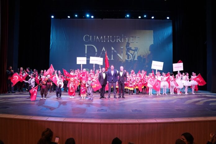 Şehitkamil’de 29 Ekim coşkusu Cumhuriyet dansı ile taçlandı
