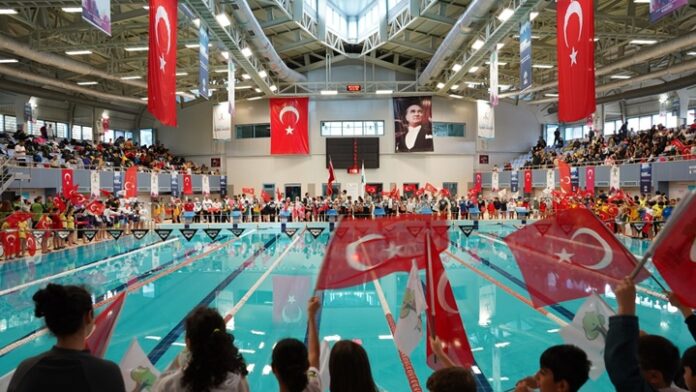 Şehitkamil'de kulaçlar Cumhuriyet için atıldı