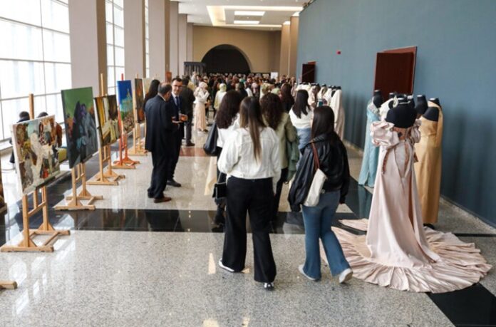 Gaziantep Üniversitesi'nde öğretim elemanları ve öğrenciler karma sergi açtı