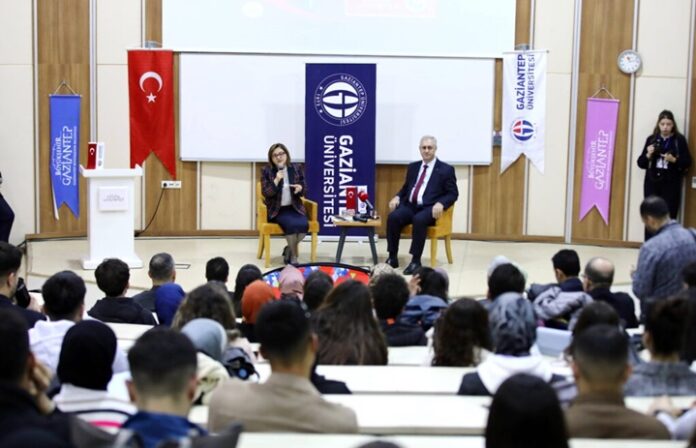 Fatma Şahin Gaziantep Üniversitesi'nde gençlerle bir araya geldi
