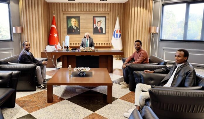 Gaziantep Üniversitesi Rektörü Doğan, Çadlı öğrencilerle buluştu