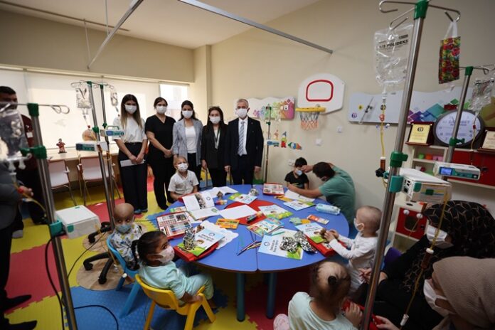 Tahmazoğlu'ndan lösemili çocuklara moral ziyareti