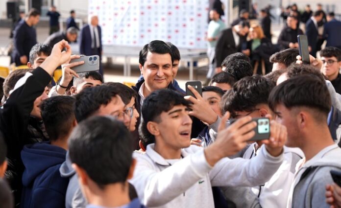 Şehitkamil Belediye Başkanı Yılmaz, gençlerle buluşmayı sürdürüyor