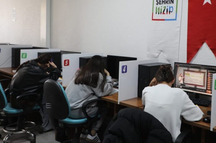 Gençler, sınavlara Nizip Belediyesi Bilim Merkezi'nde hazırlanıyor