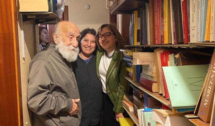 Prof. Dr. Özdeğer'den büyük jest: Şahsi kütüphanesini Gaziantep’e bağışladı!