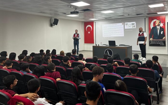 Jandarma ekipleri Gaziantep'te öğrencileri siber güvenlik konusunda bilinçlendiriyor