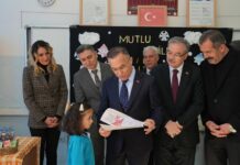 Gaziantep Valisi Kemal Çeber, öğrencilerin karne heyecanına ortak oldu