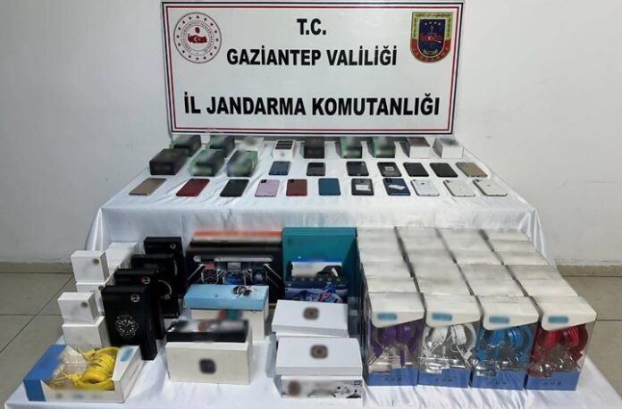 Gaziantep jandarmasından kaçak telefon operasyonu: 2 gözaltı