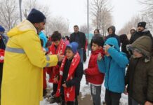 Büyükşehir kar sevincine ortak oldu: Gaziantep’te çocuklara atkı, bere ve eldiven hediye edildi