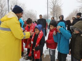 Büyükşehir kar sevincine ortak oldu: Gaziantep’te çocuklara atkı, bere ve eldiven hediye edildi