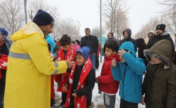 Büyükşehir kar sevincine ortak oldu: Gaziantep’te çocuklara atkı, bere ve eldiven hediye edildi