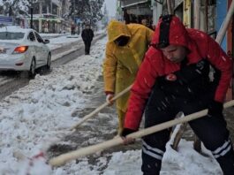 Gaziantep’in Nizip ilçesinde kaldırımlarda kar temizliği seferberliği