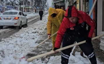 Gaziantep’in Nizip ilçesinde kaldırımlarda kar temizliği seferberliği