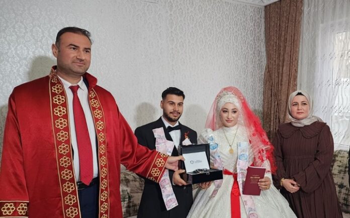 Gaziantep'te yoğun kar yağışı nikah mutluluğuna engel olamadı