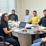 UR-GE Destekli Yeşil Sanayi Danışmanlık Faaliyeti ile Avrupa Yeşil Mutabakatı’na uyum sürecinde Gaziantep’te firmaların rekabet gücünü artıracak altyapı oluşturuldu. Gaziantep Sanayi Odası (GSO) tarafından, T.C. Ticaret Bakanlığı Uluslararası Rekabetçiliğin Geliştirilmesinin Desteklenmesi (UR-GE) programı kapsamında yürütülen “Gaziantep Yeşil Dönüşüm ve Sürdürülebilir Tekstil Kümesi” projesi çerçevesinde firmalara yönelik Yeşil Dönüşüm ve Sürdürülebilirlik Danışmanlık Programı faaliyeti başarıyla tamamlandı. Proje kapsamında katılımcı firmaların sürdürülebilirlik performanslarının geliştirilmesi, çevresel etkilerinin ölçülmesi ve uluslararası rekabet güçlerinin artırılması amacıyla kapsamlı bir danışmanlık süreci yürütüldü. Yaklaşık 4 ay süren program boyunca firmaların mevcut durumları analiz edilerek çevresel performanslarına ilişkin detaylı değerlendirmeler yapıldı ve sürdürülebilir üretim için stratejik yol haritaları oluşturuldu. Danışmanlık çalışmaları kapsamında firmaların sürdürülebilirlik seviyeleri ölçülürken çalışanların çevre bilinci de farkındalık anketleri ile değerlendirildi. Yeşil olgunluk ölçümleri yapılarak çevresel performansa ilişkin detaylı raporlar hazırlandı ve mevcut durum ile hedefler arasındaki farkı ortaya koyan GAP analizleri gerçekleştirildi. Ayrıca firmalar için ISO 14064 standardına uygun şekilde kurumsal karbon ayak izi hesaplamaları yapılarak profesyonel raporlar oluşturuldu. Elde edilen veriler doğrultusunda kısa ve uzun vadeli sürdürülebilirlik hedeflerini içeren stratejik yeşil yol haritaları belirlendi. Süreç boyunca danışmanlık firması tarafından sunulan dijital raporlama sistemi üzerinden veri girişleri yapıldı ve 3 ay boyunca haftalık firma ziyaretleriyle birebir görüşmeler gerçekleştirildi. Böylece firmaların dönüşüm süreci yakından takip edilerek uygulamaya yönelik somut adımlar planlandı. Danışmanlık programı sayesinde firmalar; çevre dostu üretim süreçlerine geçiş, enerji ve kaynak verimliliği, maliyet tasarrufu ve uluslararası pazarlara uyum konularında önemli kazanımlar elde etti. Özellikle Avrupa Yeşil Mutabakatı’na uyum sürecinde firmaların rekabet gücünü artıracak altyapı oluşturuldu. Program kapsamında katılımcı firmalara; Yeşil Olgunluk Raporu, GAP Analizi, ISO 14064-1 standardına uygun Karbon Ayak İzi Raporu, Stratejik Yeşil Yol Haritası sunularak sürdürülebilir üretime geçiş için kapsamlı bir rehber sağlandı. Ticaret Bakanlığı %75 destekleriyle gerçekleşen faaliyet firmaların yeşil dönüşüm yatırımlarını hızlandıran önemli bir destek mekanizması oldu.