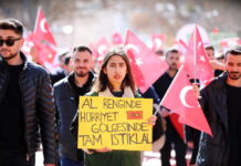 Gaziantep Üniversitesi öğrencilerinden Türk bayrağına saygı yürüyüşü