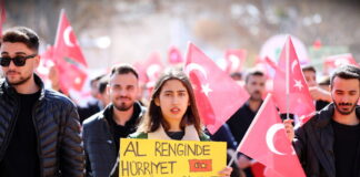 Gaziantep Üniversitesi öğrencilerinden Türk bayrağına saygı yürüyüşü