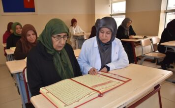 Gaziantep’te herkesi azmi ile duygulandırdı! 72 yaşında Kur’an-ı Kerim öğrendi