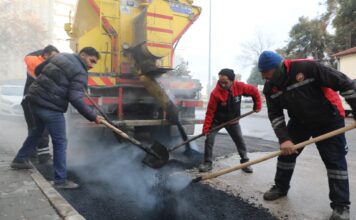 Nizip’te zorlu kış koşullarında deforme olan yollar onarılıyor