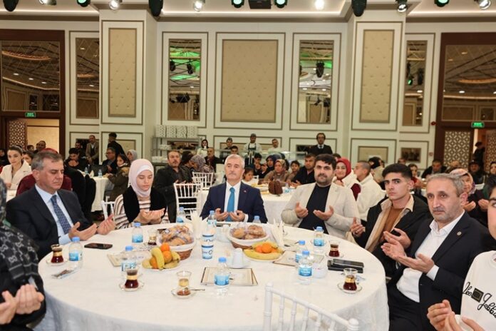 Umre ziyaretinden Gaziantep'e döndüler: Başkan Tahmazoğlu Kâbe kokulu gençlerle buluştu