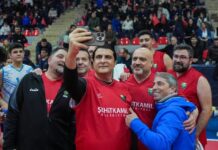 Başkan Yılmaz, parkede gençlerle kozlarını paylaştı