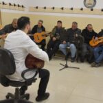 Gaziantep’te çiftçiler gitar ve bağlama çalmayı öğreniyor