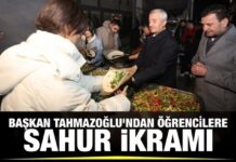 Kendi elleriyle ikram etti! Tahmazoğlu sahurda Gaziantep Üniversitesi öğrencileriyle buluştu