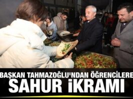 Kendi elleriyle ikram etti! Tahmazoğlu sahurda Gaziantep Üniversitesi öğrencileriyle buluştu