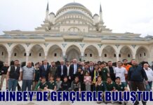 Cuma namazı sonrası Şahinbey’de gençlerle buluştular