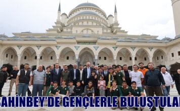 Cuma namazı sonrası Şahinbey’de gençlerle buluştular