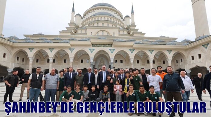Cuma namazı sonrası Şahinbey'de gençlerle buluştular