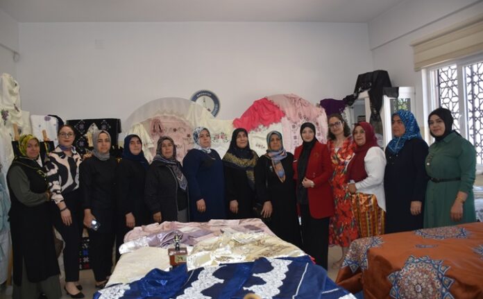 Gaziantep'te Şahinbey Belediyesi Burç Sosyal Tesisi'nde yıl sonu sergisi açıldı