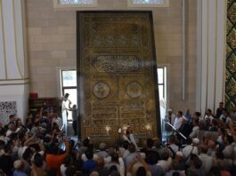 Kabe’nin kapı örtüsü Gaziantep’te Şahinbey Millet Cami ve Külliyesi’nde sergileniyor