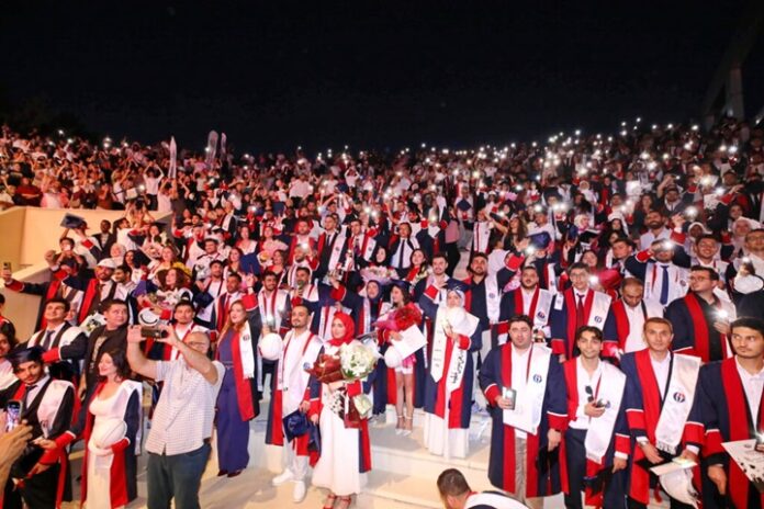Gaziantep Üniversitesi'nde yapay zeka destekli mezuniyet heyecanı yaşandı